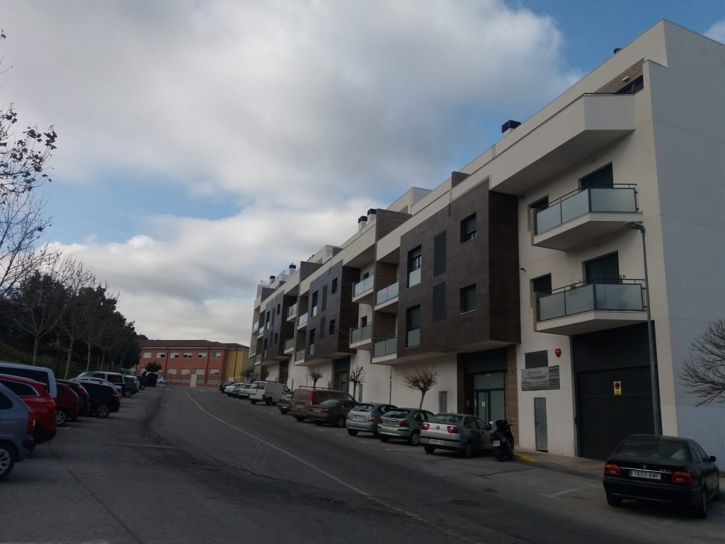 Edificios y coches en calle