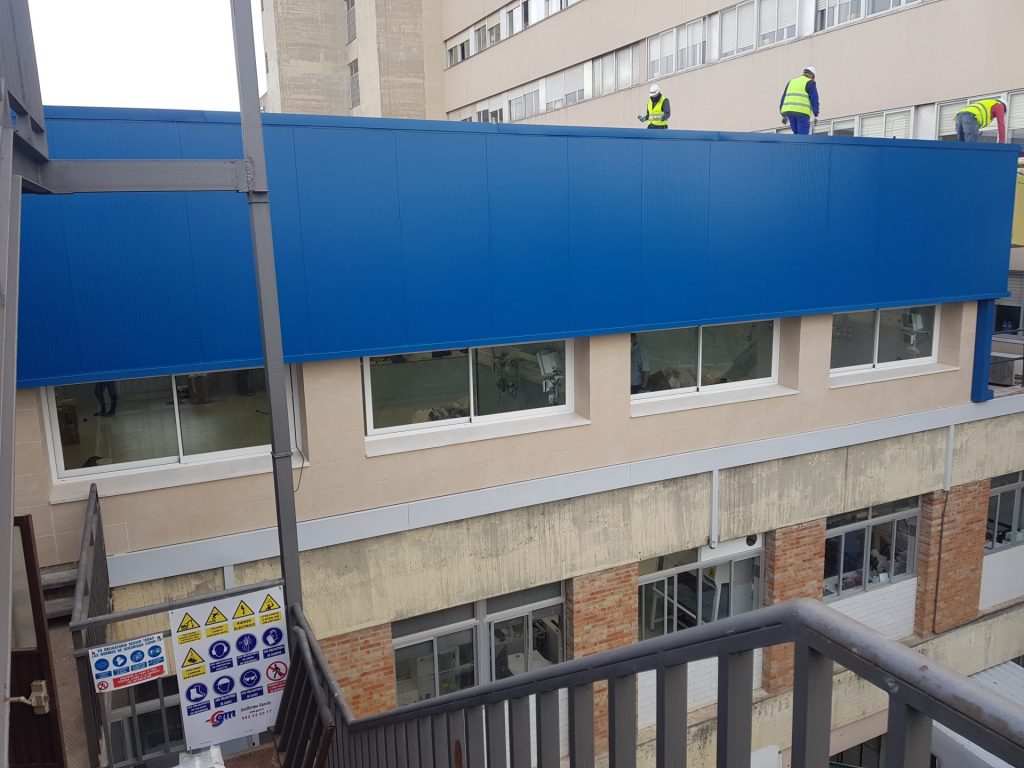 Edificio con trabajadores en techo
