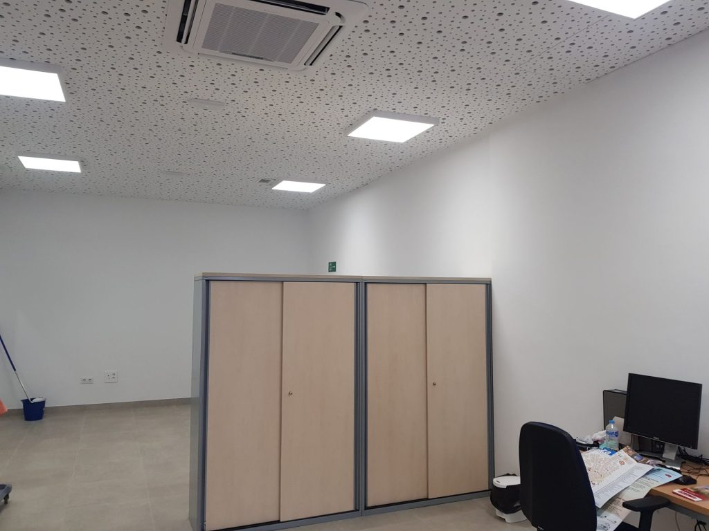 Oficina con armario y computadora