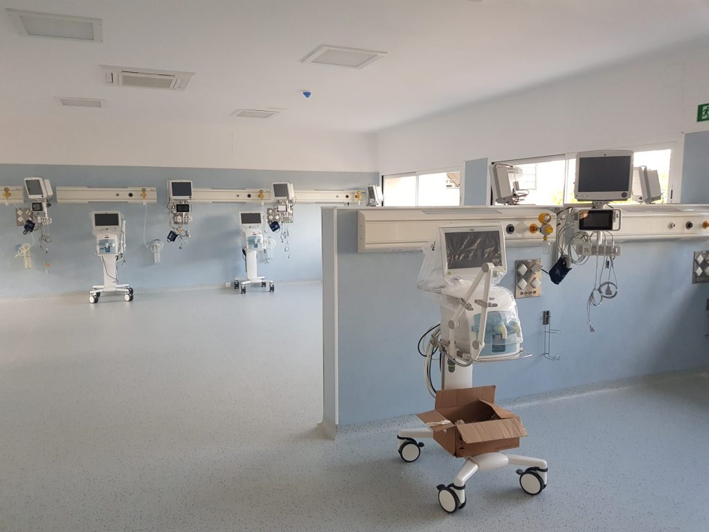 Sala de hospital vacía moderna