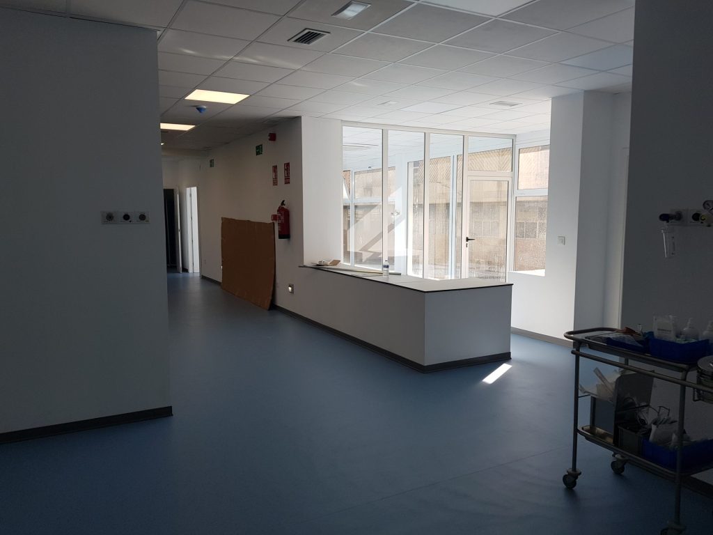 Oficina con armario y computadora