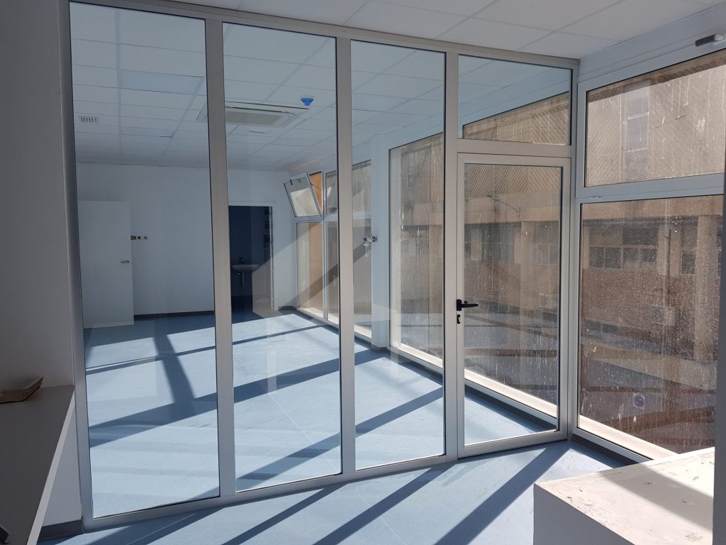 Sala con grandes ventanales