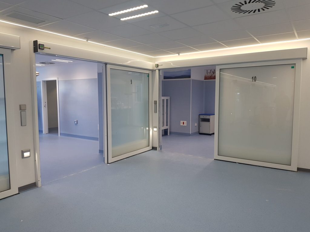 Pasillo con puertas transparentes