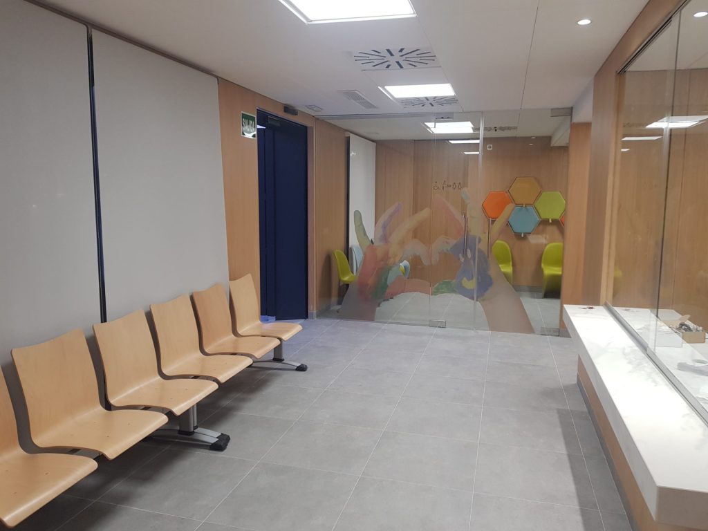 Sala de espera moderna y vacía