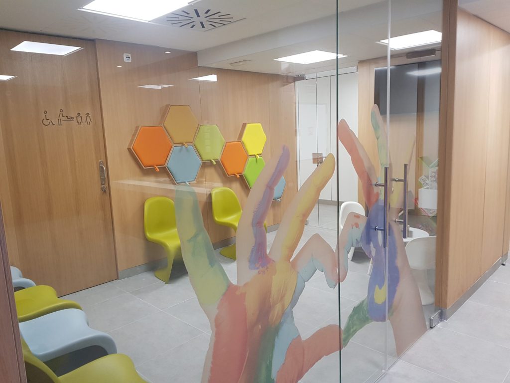 Sala de espera colorida moderna