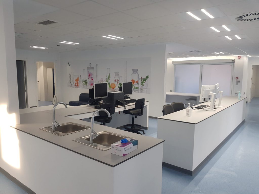 Espacio de trabajo moderno y limpio