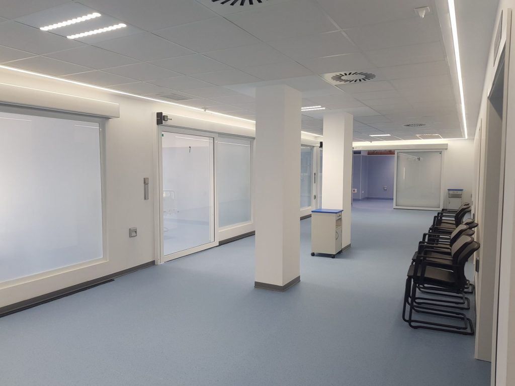 Pasillo con puertas transparentes