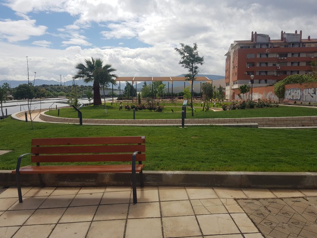 Banco en parque con jardín