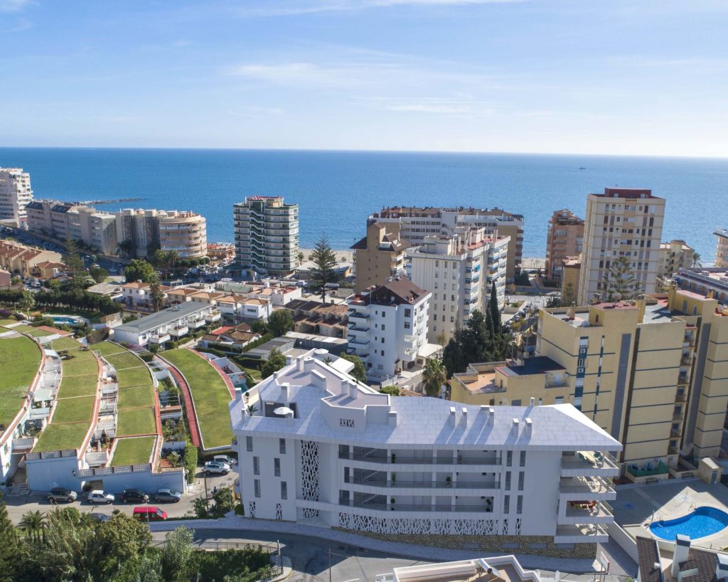 Apartamento en venta en Marbella, Costa del Sol, con diseño moderno y vistas panorámicas de los alrededores.