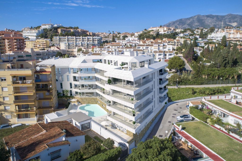 Apartamento en venta en Marbella, Costa del Sol, con diseño moderno y vistas panorámicas de los alrededores.