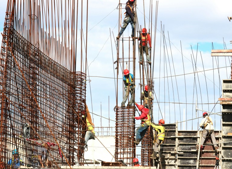 personas trabajando en la construcción durante el día